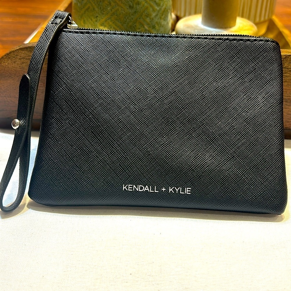 💥 2/$10 Kendall & Kylie Black Wristlet